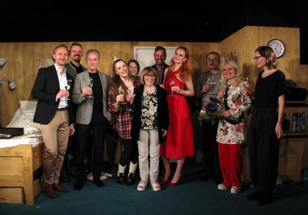 Dramatička Marie Jones (uprostřed) s celým týmem